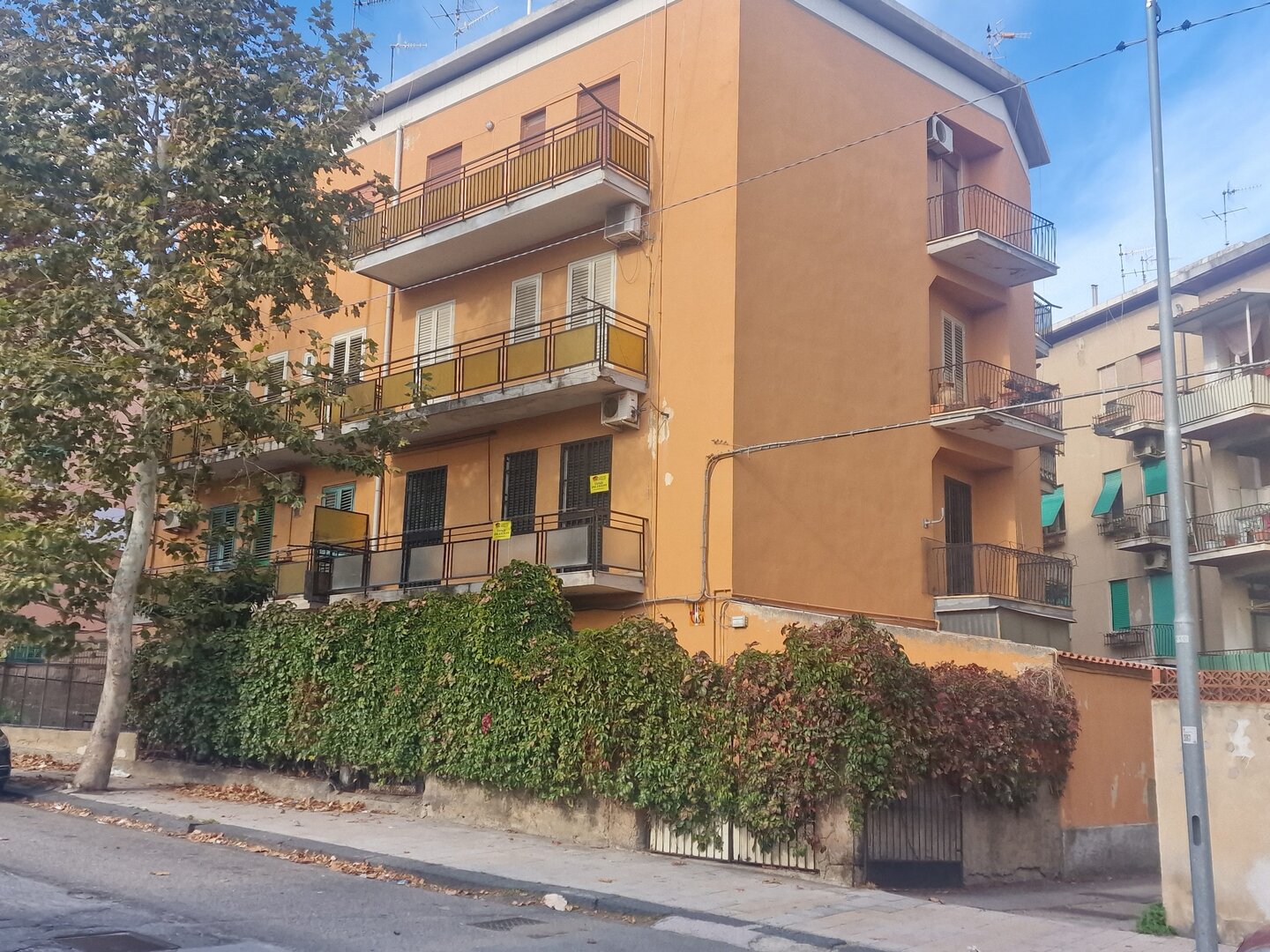 Viale Gazzi, nei pressi Stazione Agip, Trivani 98 mq.