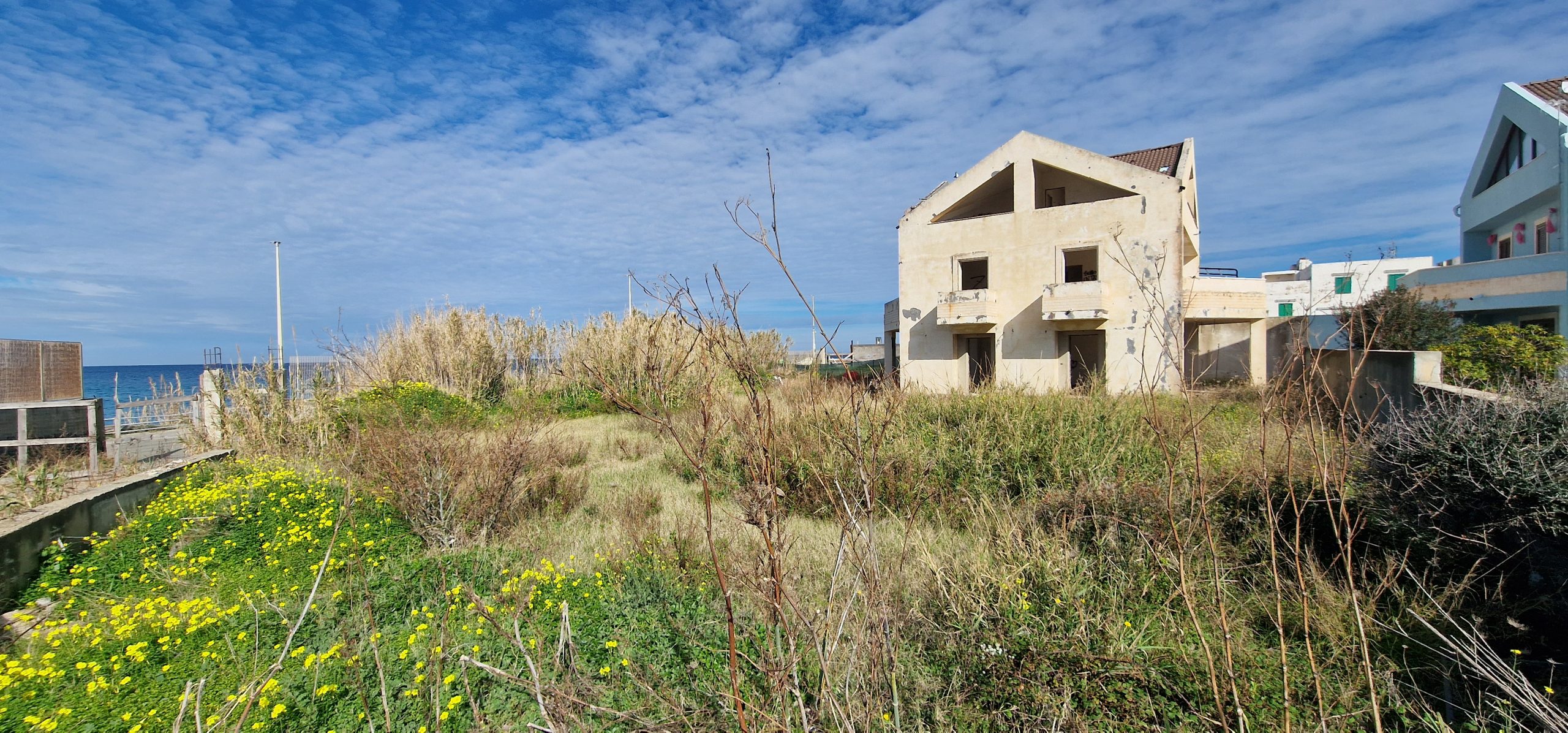 Rodia, Villa con giardino fronte mare